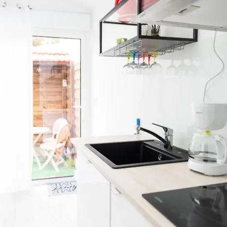アパート Nice Studio Apartment With Garden And Parking *